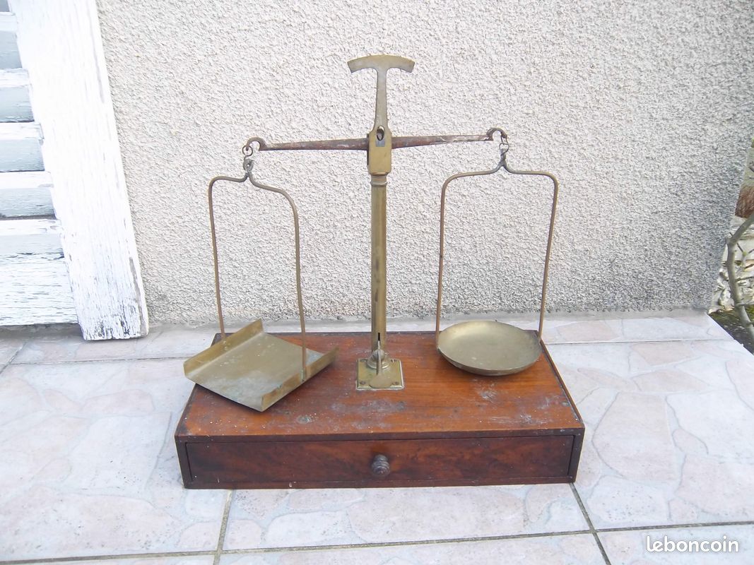 ANCIENNE BALANCE EN laiton poli avec socle en bois bijoux d'apothicaire