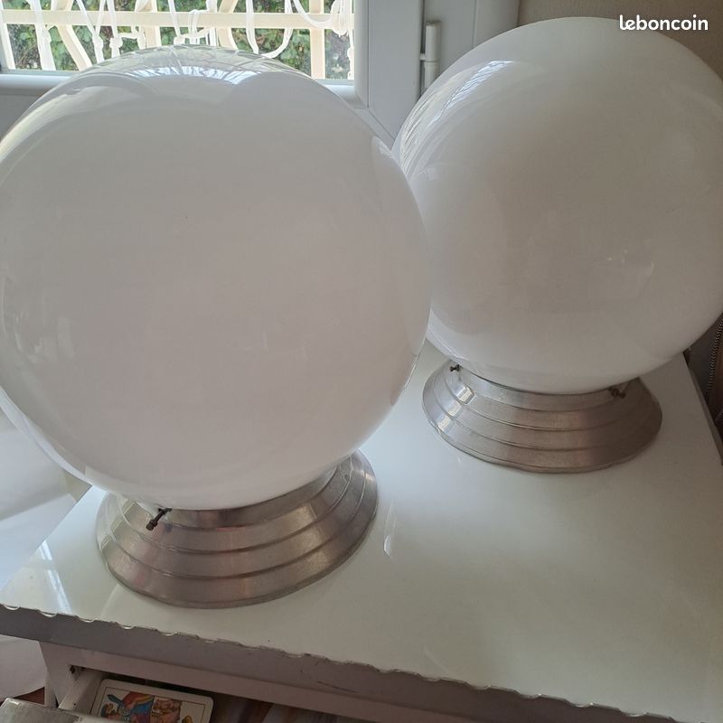Ancienne suspension ou plafonnier boule en verre opaline L 2742 - Style Labo Antiquités