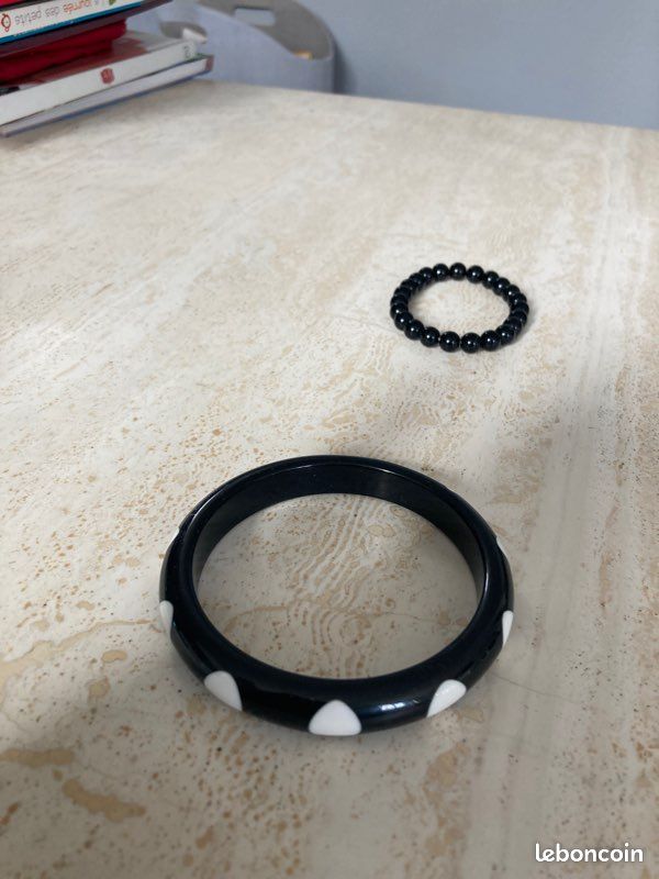 Vend deux bracelets noirs (image 1)