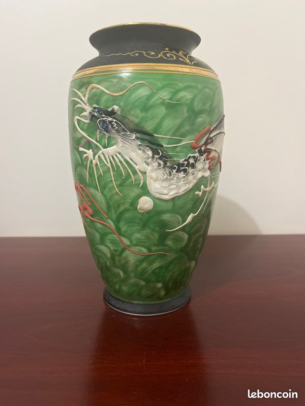 Paire vases porcelaine Satsuma Japon personnages dragons dorure XIXème siècle