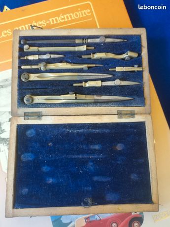 Ancienne boîte à compas et outils - Label Emmaüs