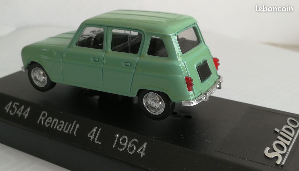 b>Solido</b> <b>Prestige</b>. E:1/18. <b>Renault</b> <b>4L</b> <b>1964</b> découvrable. Berline