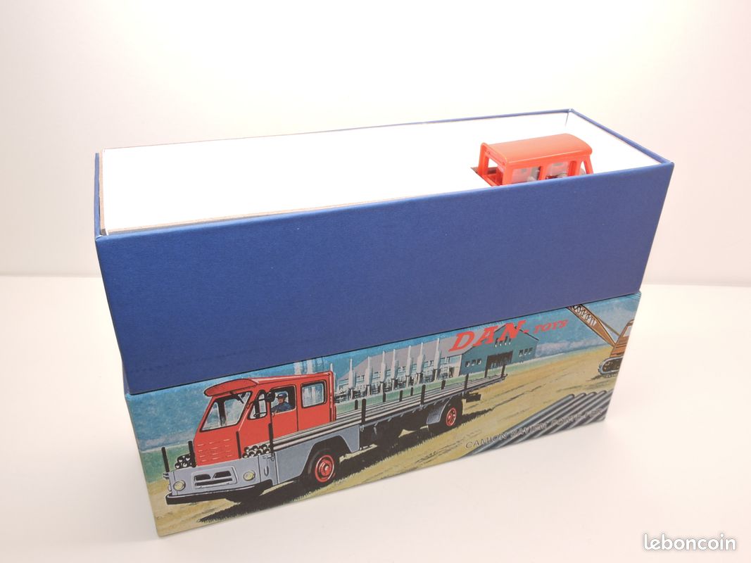 DINKY TOYS 1 / 43 ème TRIUMPH - ARMSTRONG SIDDELEY / jouet ancien