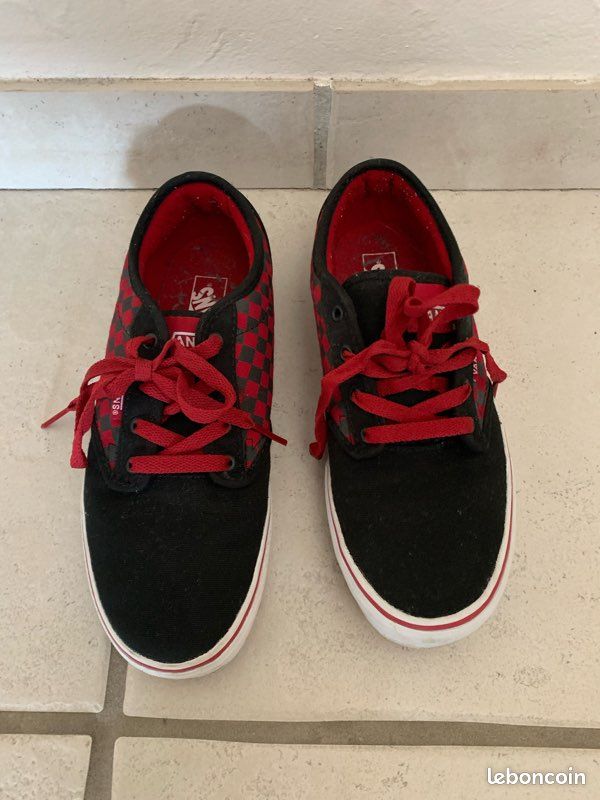 Vans noir et rouge édition spéciale état neuf valeur 110 Chaussures