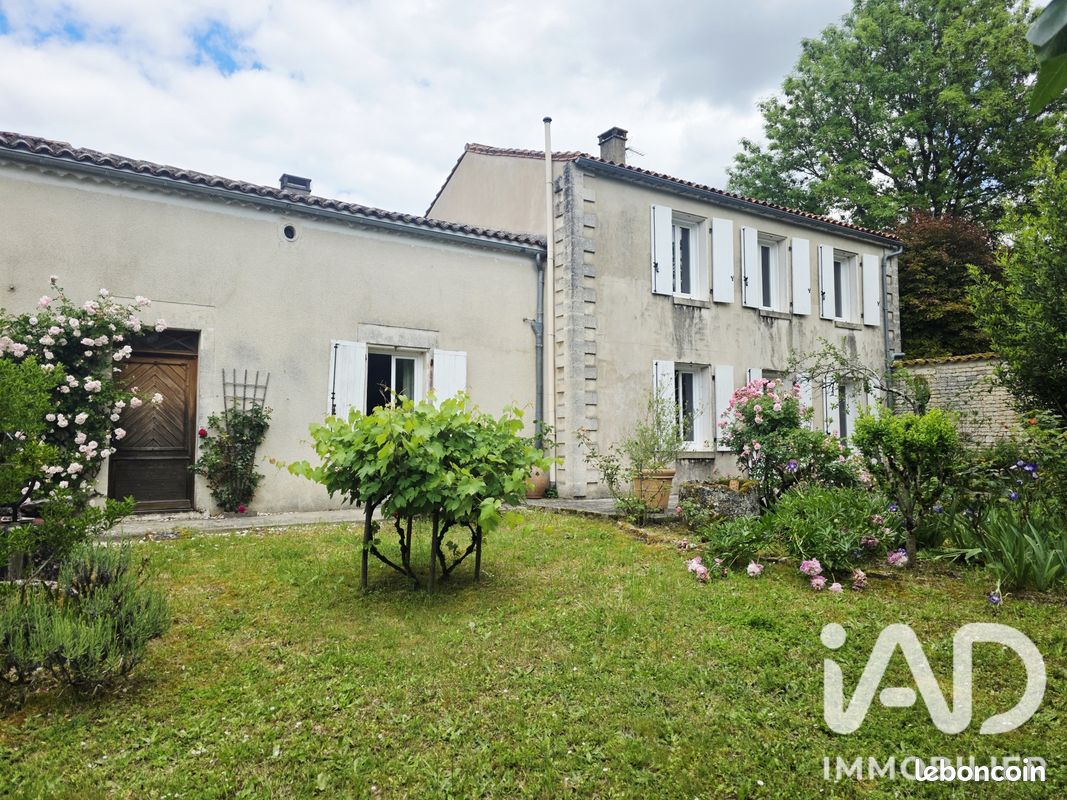 Maison 7 pièces 163 m² · à Échallat · 163 m² · 234 990 €