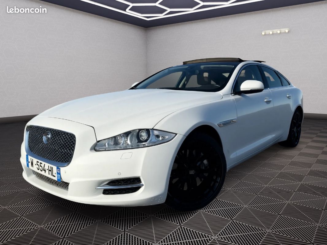 Jaguar XJ Luxury 3.0 V6 275cv - Cuir, Toit ouvrant, Caméra de recul (image 1)