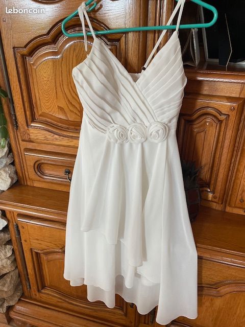 Belle robe blanche taille S Vêtements