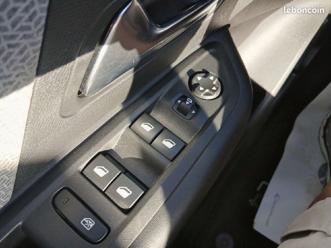 CITROEN C4 PureTech 130 S&S EAT8 Shine (image 24)