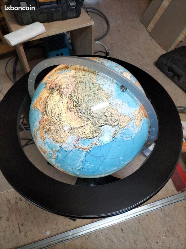 Globe sur pied lumineux (image 3)