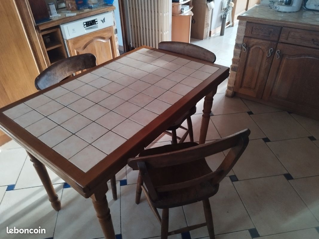 Table de cuisine carrelée avec rallonge et 3 chaises anciennes (image 1)