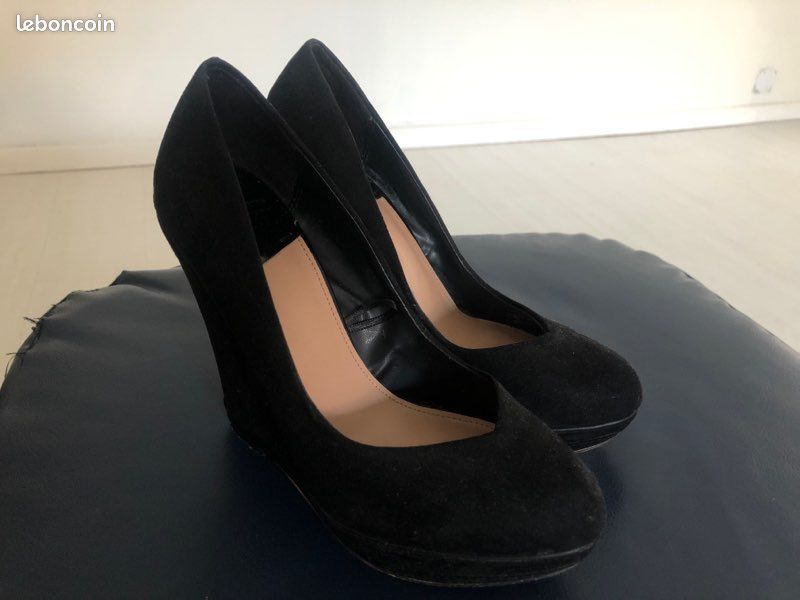 Chaussure compensée noire (image 1)