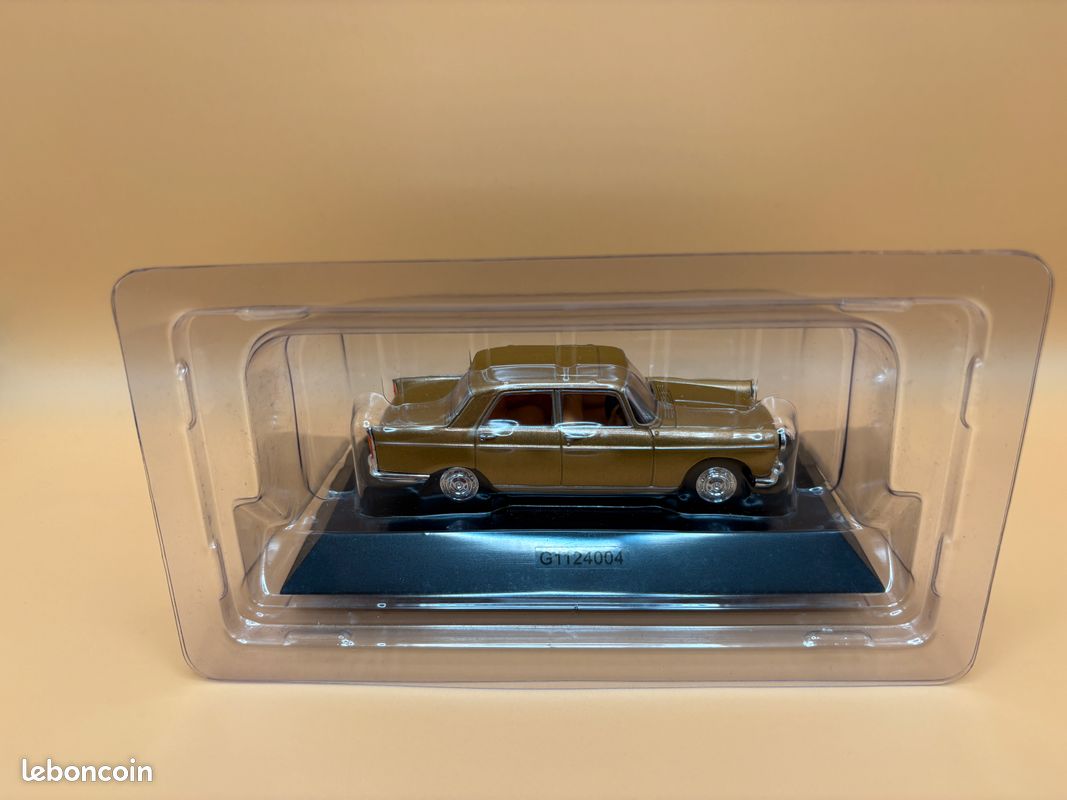OPO 10 Miniature Peugeot 404 1965 Bordeaux - Échelle 1/43 - Métal - Collection RBA - Sur Socle