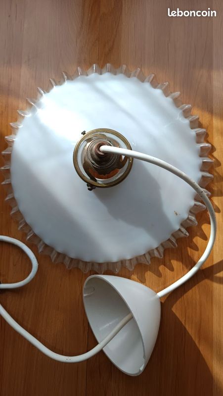 Lampe suspension blanche opaline design vintage abat-jour plissé bon état (image 4)