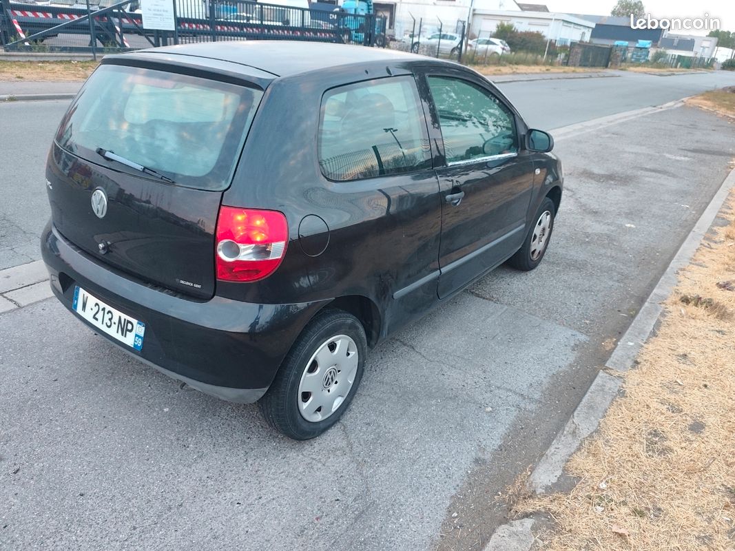 VOLKSWAGEN FOX ESSENCE ANNÉE 2006 MOTEUR 1.2iLl 55 CHEVAUX EN TRE BON ÉTAT 150.500 km GARANTIE 3 MOIS (image 2)