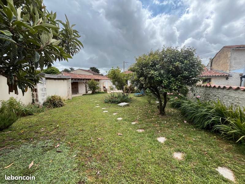 Maison 8 pièces 407 m² · à Louzac-Saint-André · 407 m² · 452 790 €