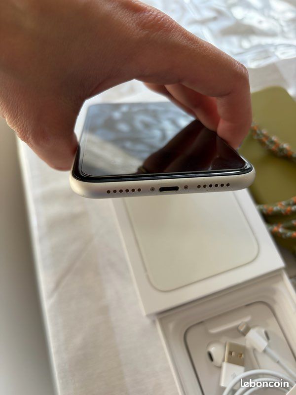 IPhone 11 blanc 128GO + accessoires (image 5)