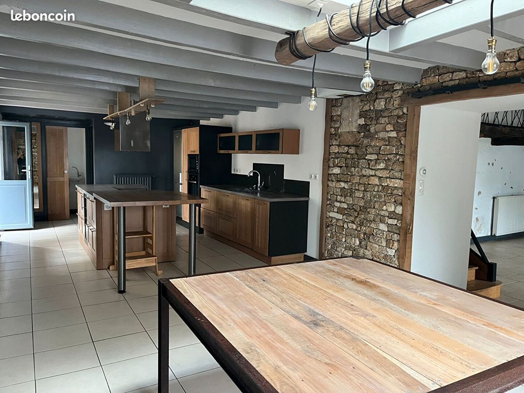 Maison 6 pièces 151 m² · à Saint-Georges-de-Noisné · 151 m² · 990 €