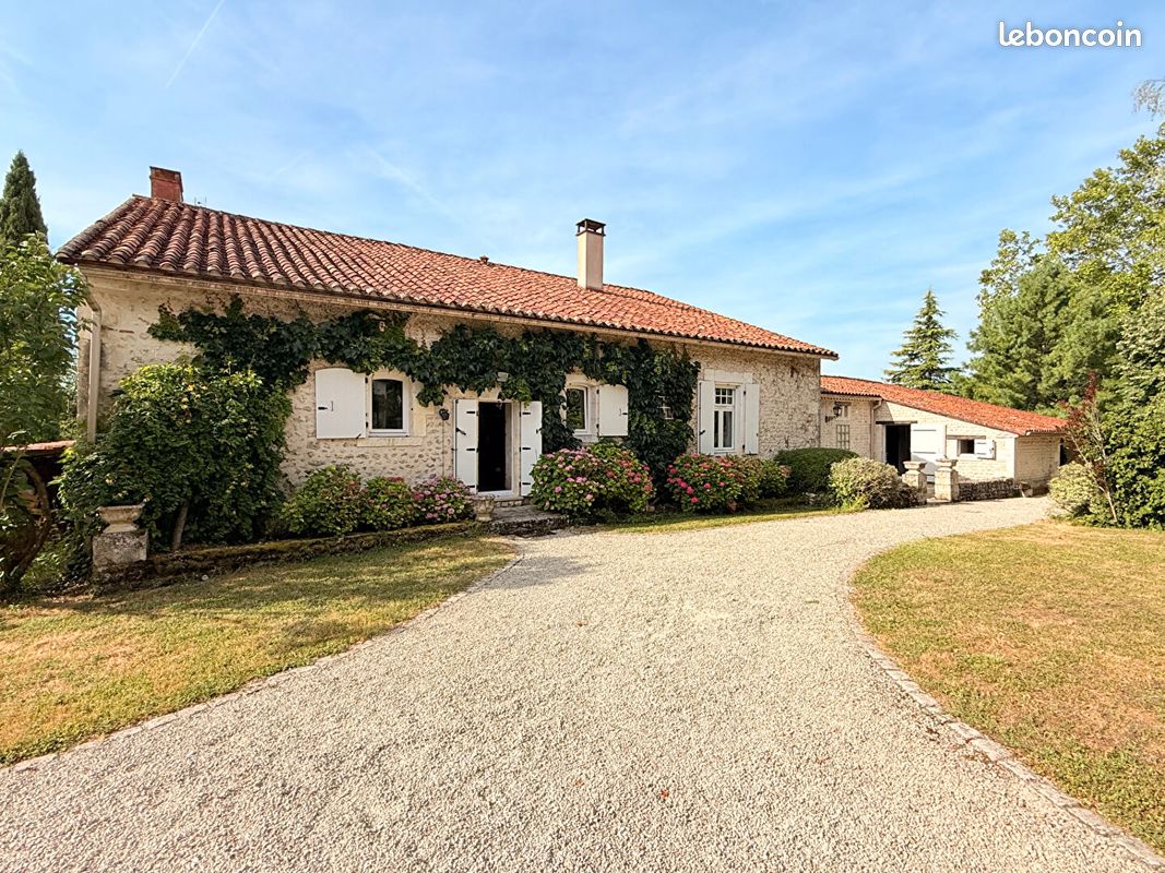 Maison 7 pièces 313 m² · à Montmoreau · 313 m² · 580 000 €