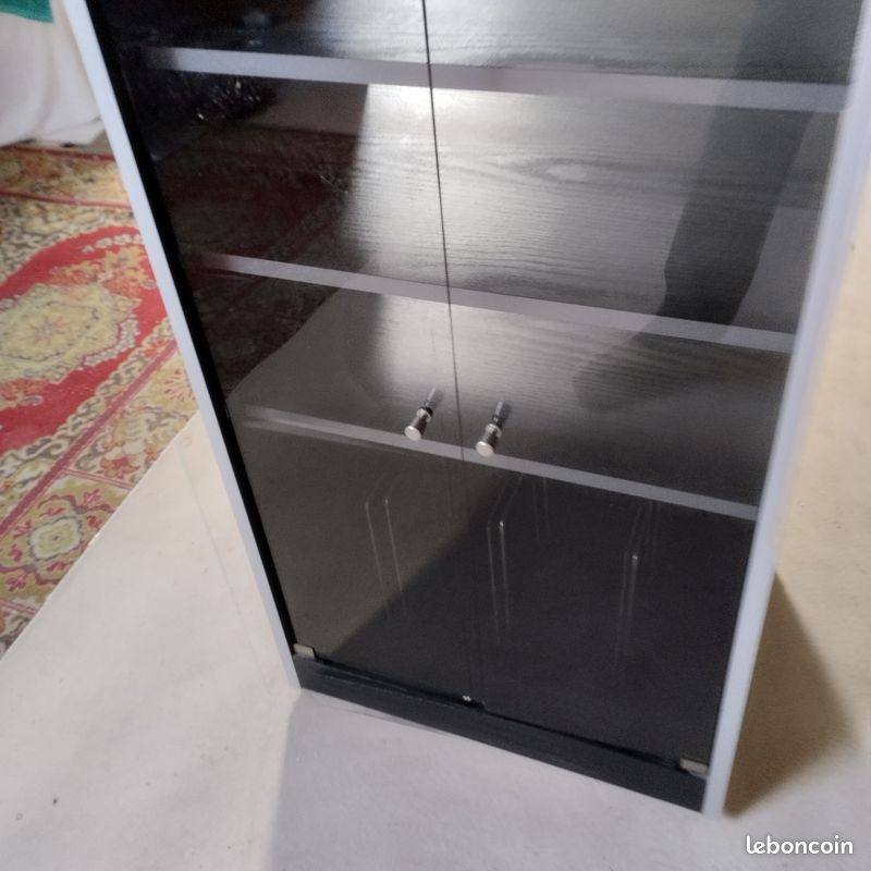 Meuble sur roulettes de rangement vertical doté d'une structure en bois mélaminé et de deux portes battantes en verre fumé et de plusieurs étagères (image 7)