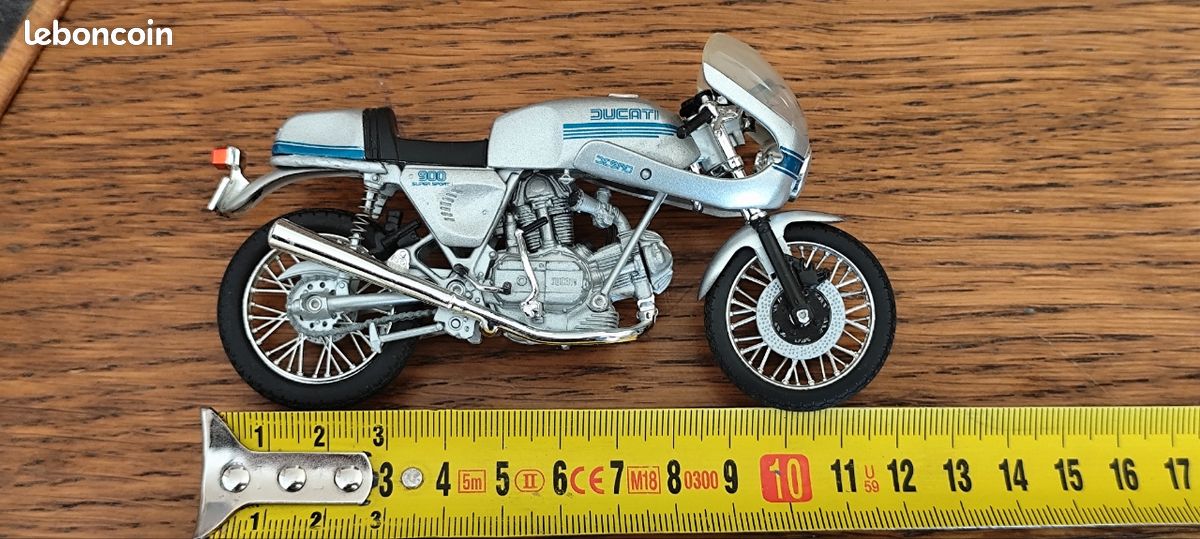 FIGURINE JOE BAR TEAM MATT MABREL BIKE KAWAZAKI 900 ZL 1/18 FIGURINE