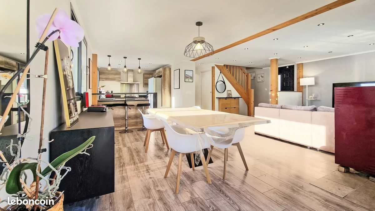 Maison 9 pièces 175 m² · à Mijoux · 175 m² · 549 000 €