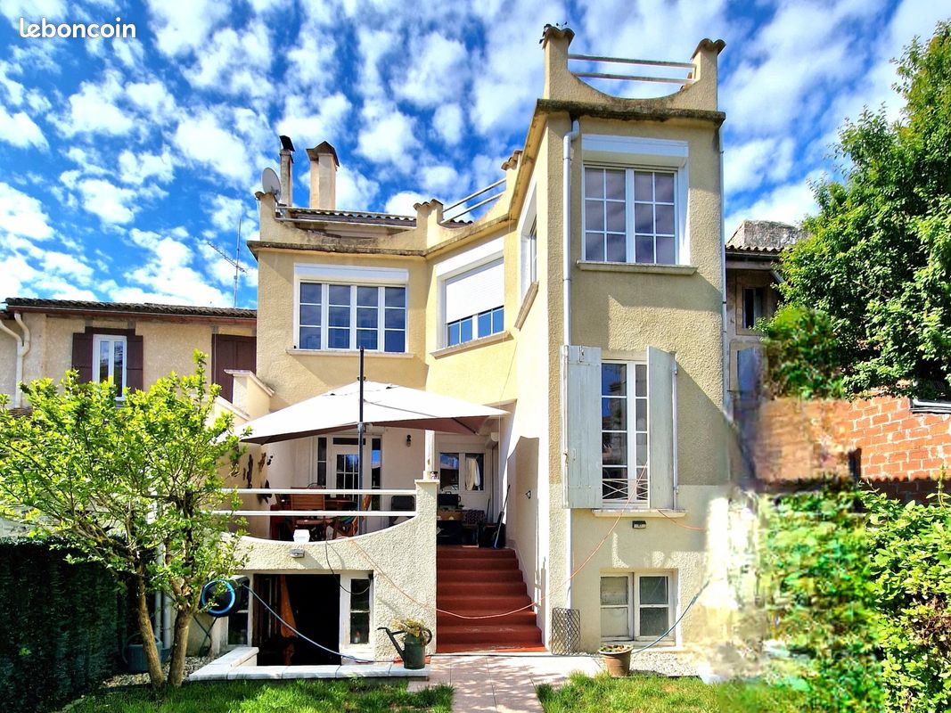 Maison 12 pièces 196 m² · à Lauzun · 196 m² · 230 000 €