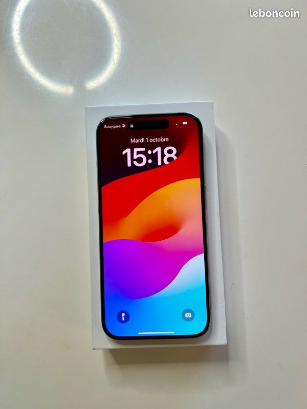 IPhone 15 Pro 128 Go - Neuf, gris métallique, état impeccable (image 2)