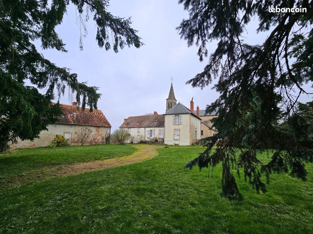 Maison 13 pièces 255 m² · à Saint-Caprais · 255 m² · 76 000 €