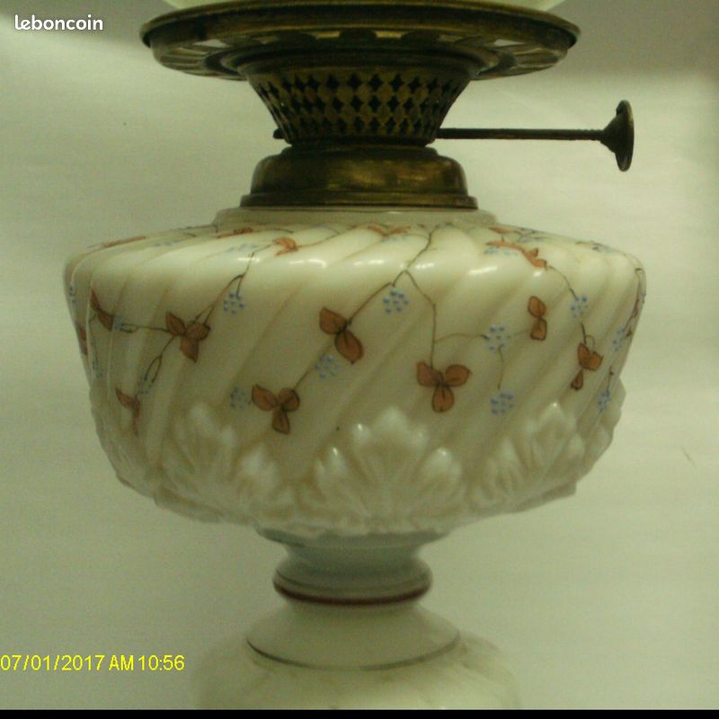 Lampe à pétrole en Opaline blanche à décor fleuri (image 2)