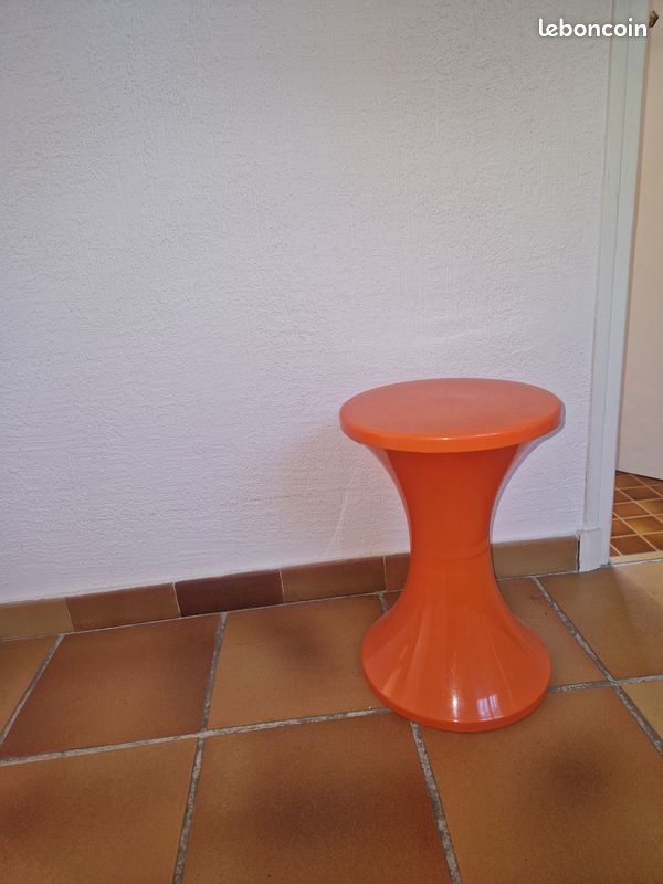 Tabouret plastique orange des années 70 (image 1)