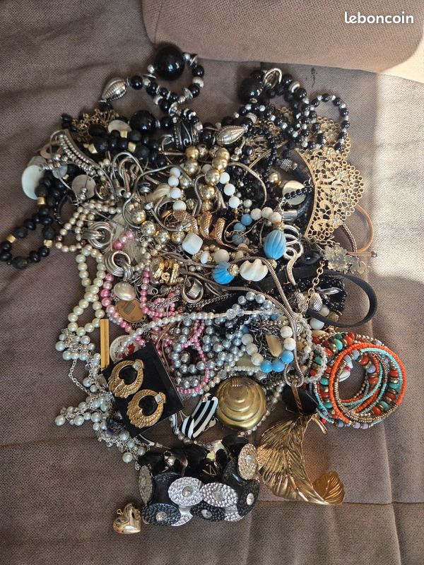 Gros lot bijoux fantaisie vintage et modernes – Non triés (image 1)