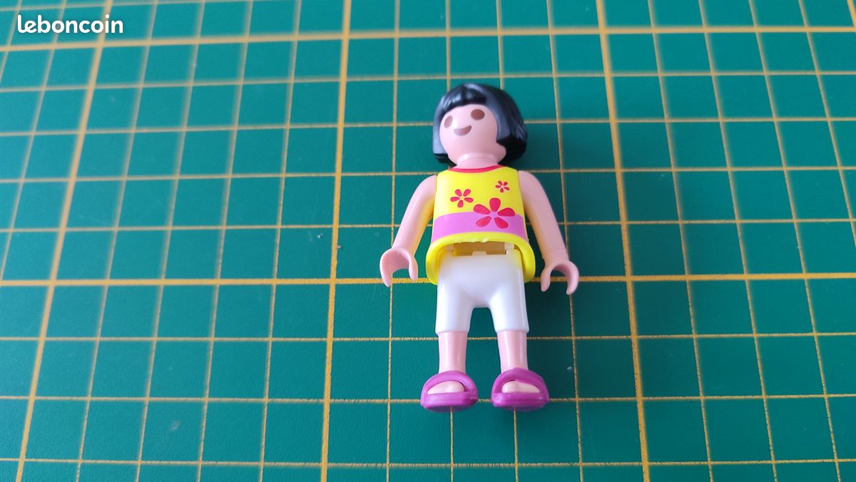 Personnage fille cheveux bruns référence 30113350 pièce détachée Playmobil #D67 (image 1)