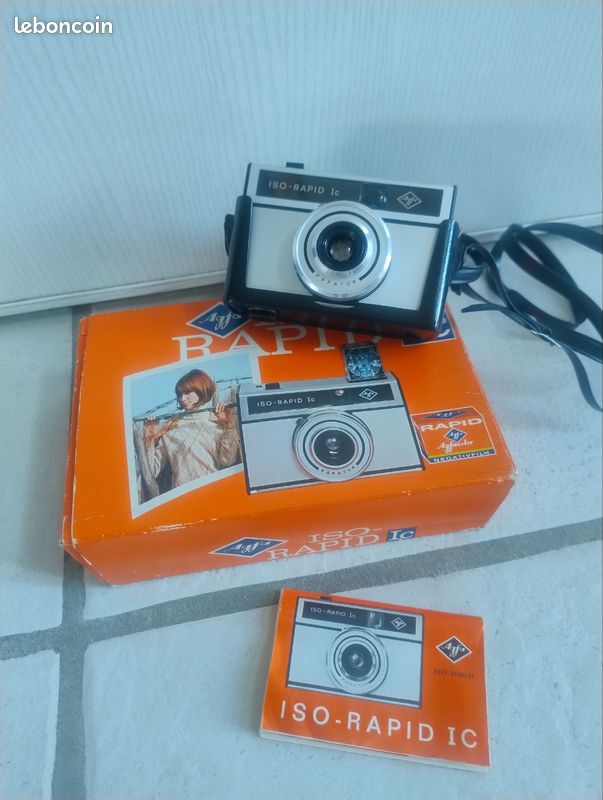 Ancien appareil photo Agfa, Iso-Rapid I avec son étui d'origine