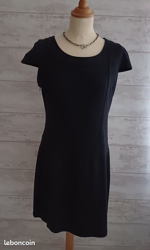 Robe noire ~ Taille 40/42 (image 1)
