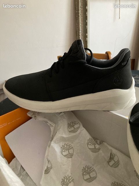NEUVE BASKETS TIMBERLAND NUBUCK noir 41 (image 4)