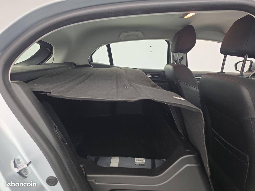 RENAULT Megane IV Berline TCe 140 Evolution (image 16)