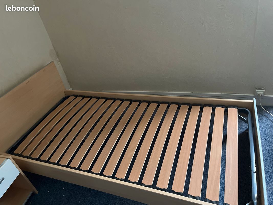 Lit avec sommier avec une table de nuit (image 1)