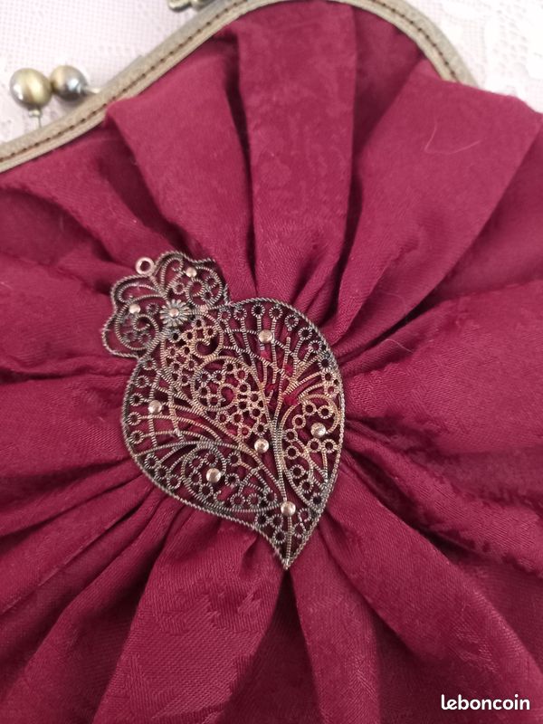 Tony & Paul. Foulard Ascot. Victoria, Soie. Rouge - Pois - FABRIQUE EN