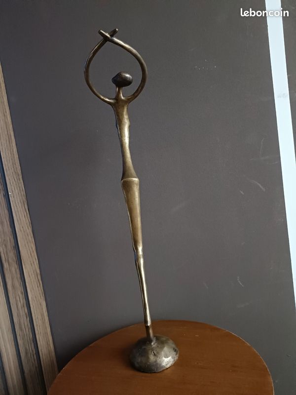 Superbe et grande sculpture en bronze représentant une danseuse de ballet en plein mouvement.
Danseuse Étoile Style Giacometti - 1,2kg
Danseuse Étoi (image 4)