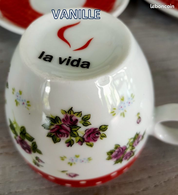 Ensemble tasses soucoupes et théière fleurs roses et pois rouge et blanc La Vida V60 (image 4)