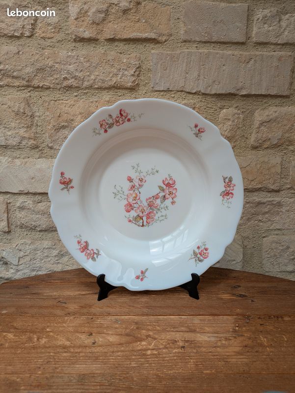 LOT DE 7 grandes assiettes hexagonales en porcelaine de Limoges