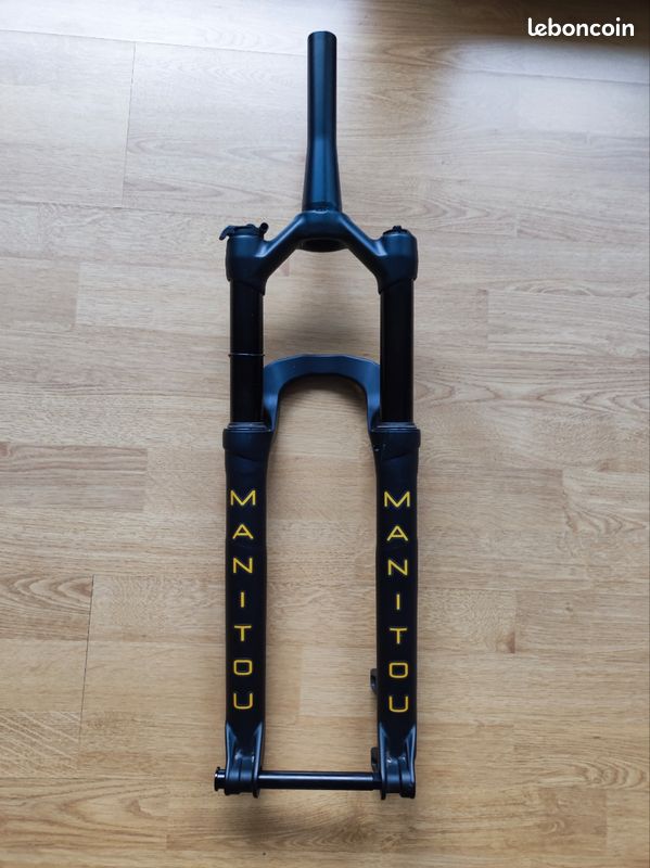 Fourche Avant Manitou Oversize D'occasion - Pour Réparation Ou Custom, Vient Du Japon