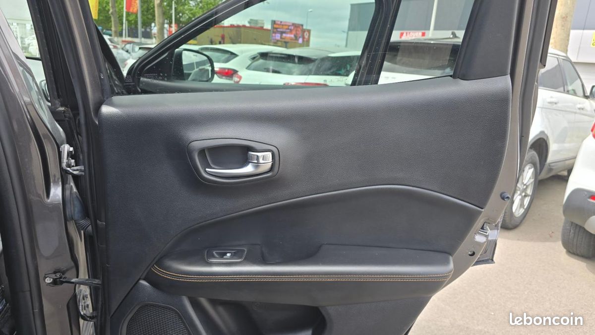 Jeep Compass Limited FWD (image 22)