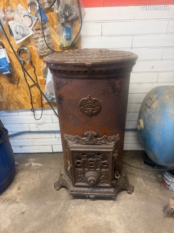 Ancien poêle Godin en fonte (image 1)