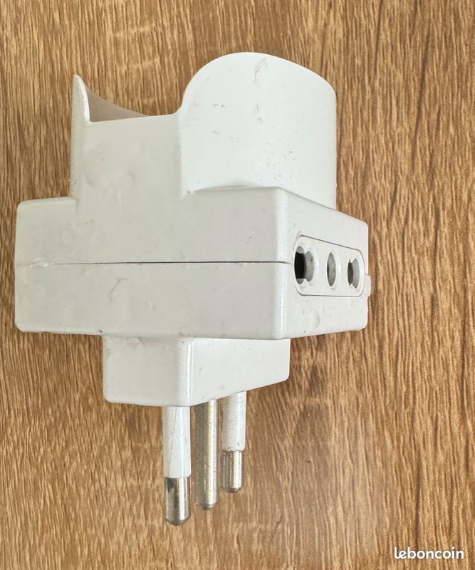Adaptateur prise italienne / prise francaise (image 1)