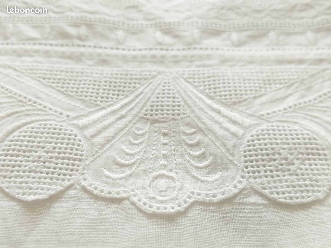 Chemise de nuit ancienne blanche brodée à fines bretelles (image 2)