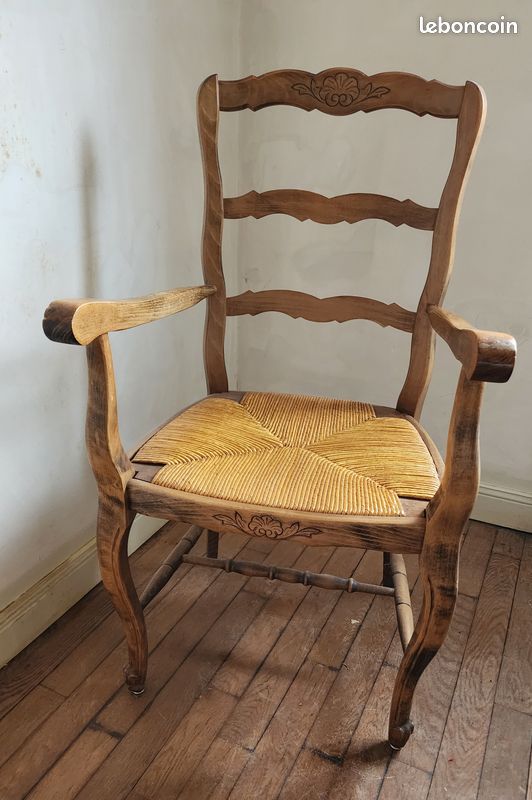 Fauteuil paillé en bois (image 1)
