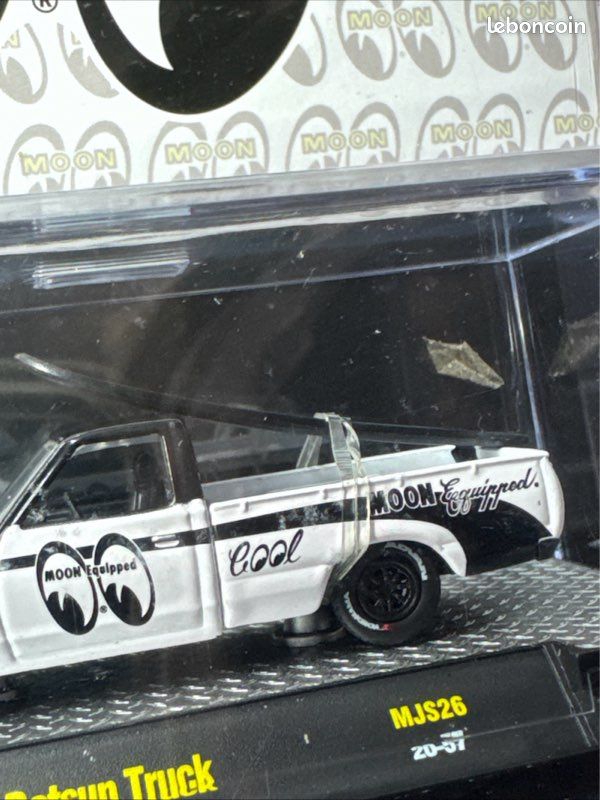 M2 Machines Moon Equipped 1974 Datsun Truck Chase 400 pieces (NG54