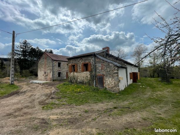 Bâtiments et granges en pierre à rénover avec grand terrain [A vendre]