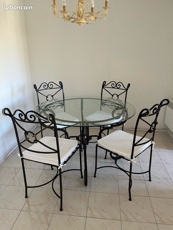 Table à manger ronde en verre et fer forgé et ses 4 chaises assorties - Ameublement